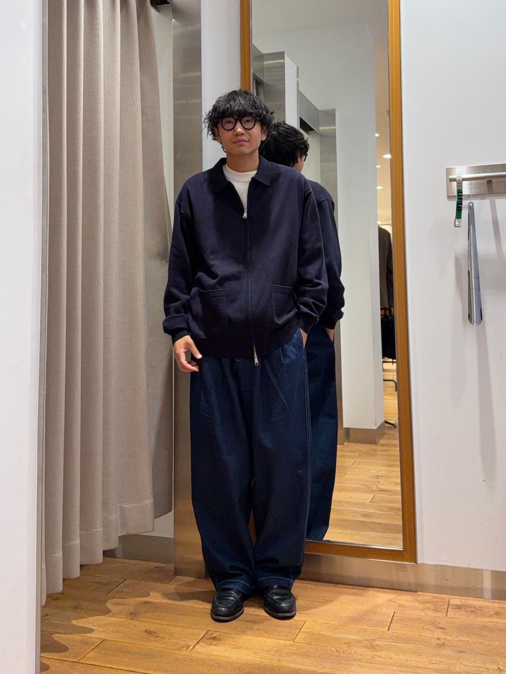 ブルー系のニット/セーター、ブルー系のその他パンツ、ホワイト系のTシャツ/カットソーを着用したメンズの秋コーディネートの3枚目の写真