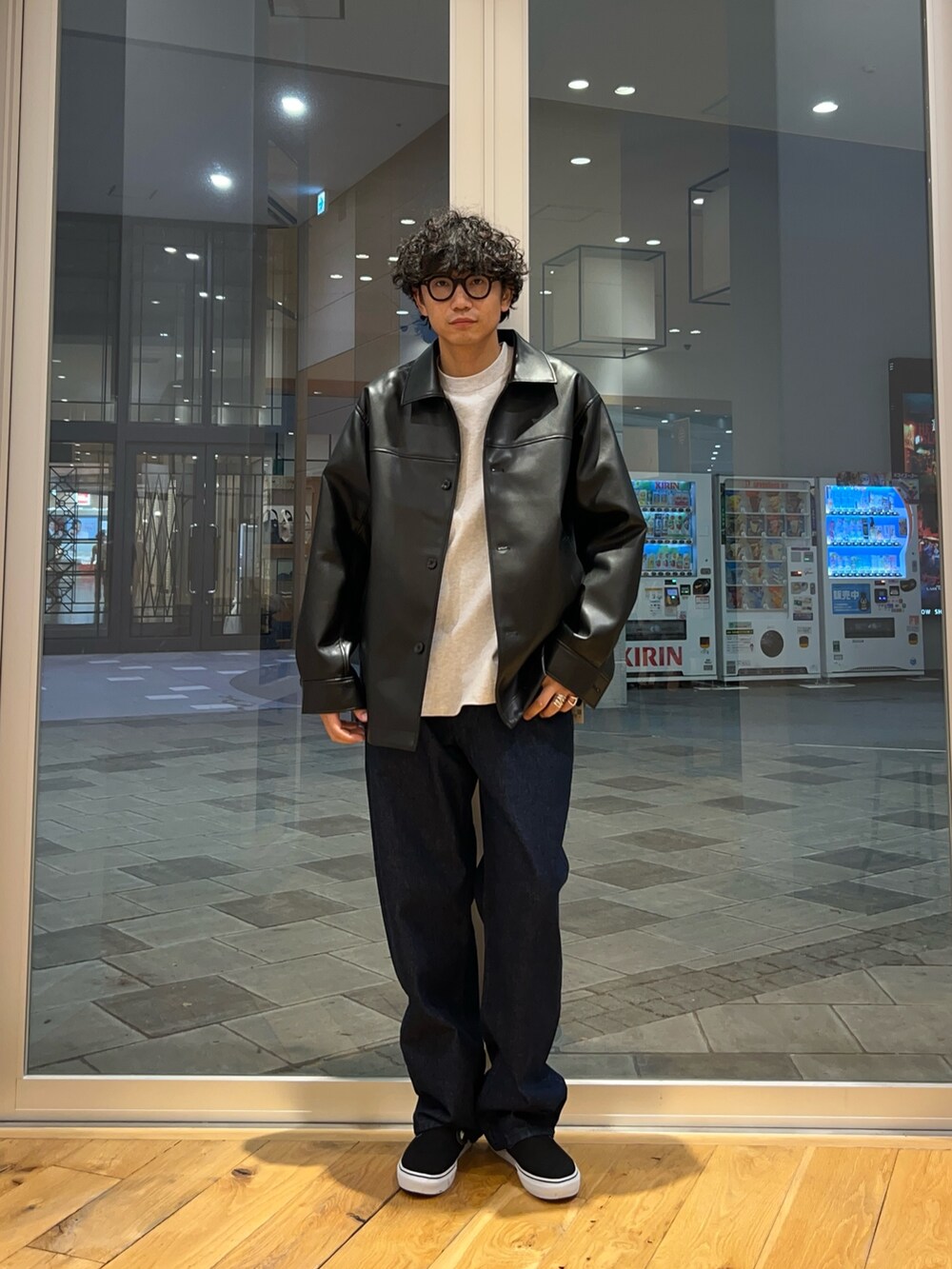 ブラック系のライダースジャケット、ブルー系のデニムパンツ、グレー系のTシャツ/カットソーを着用したメンズの秋コーディネートの2枚目の写真