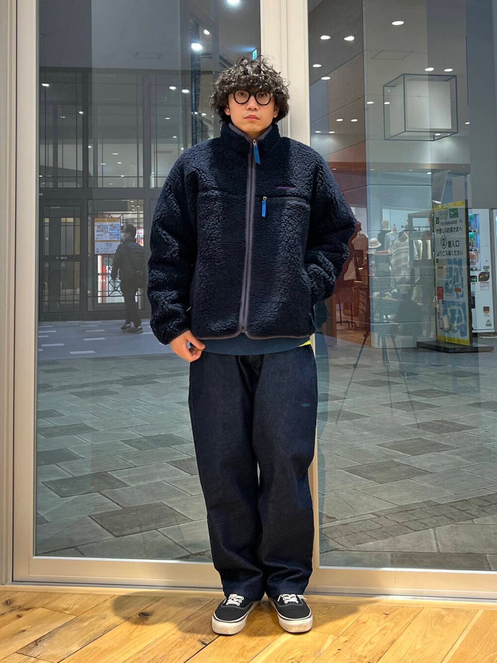 ブルー系のデニムパンツ、ブルー系のニット/セーター、ブルー系のテーラードジャケットを着用したメンズの冬コーディネートの3枚目の写真
