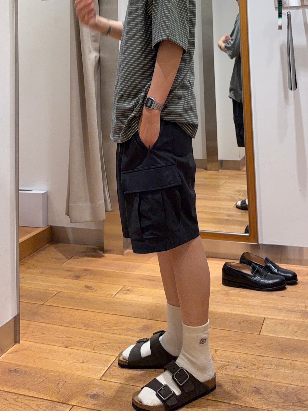 グレー系のTシャツ/カットソー、グレー系のその他パンツを着用したメンズの夏コーディネートの2枚目の写真