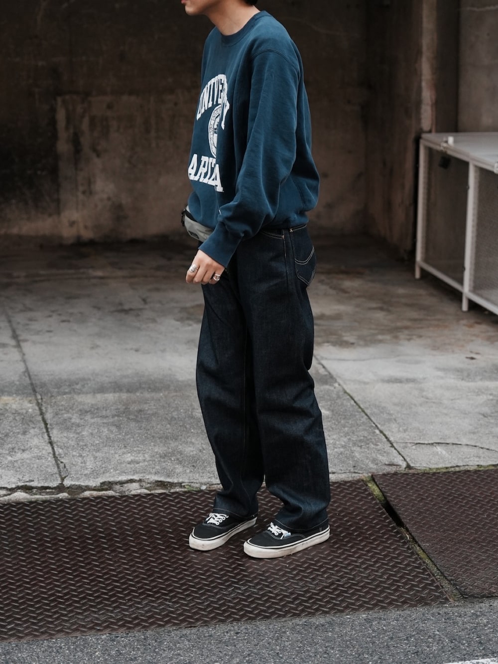 ブルー系のデニムパンツ、ブラック系のスニーカーを着用したメンズの冬コーディネートの2枚目の写真