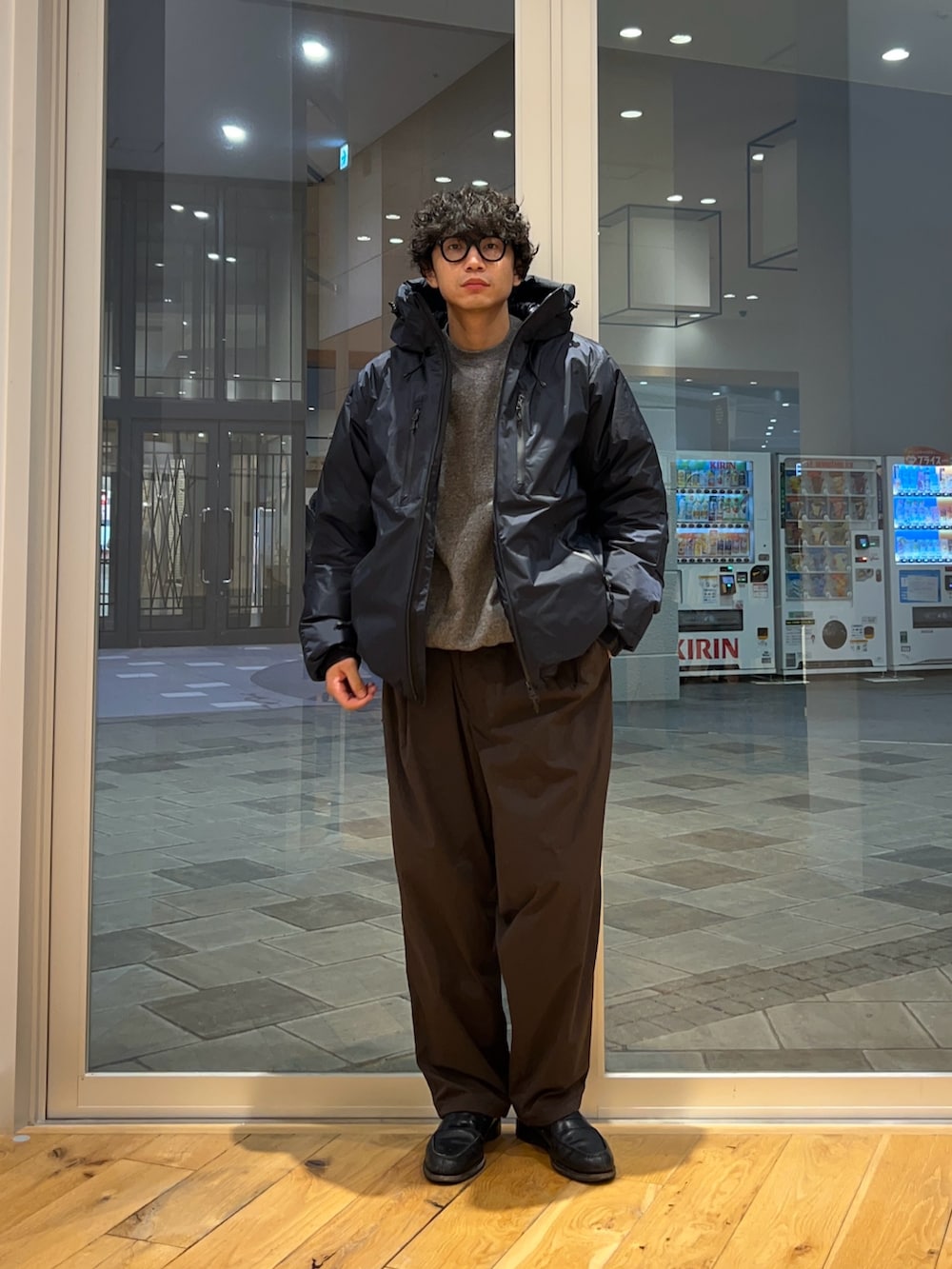 ブラウン系のその他パンツ、ブルー系のダウンジャケット/コートを着用したメンズの秋コーディネートの3枚目の写真