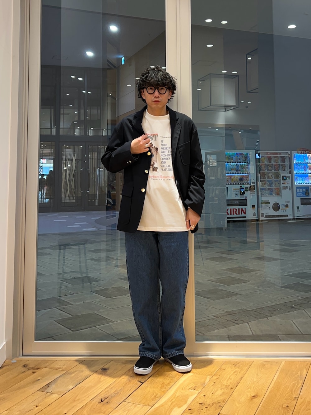 ブルー系のその他アウター、ホワイト系のTシャツ/カットソー、ブルー系のデニムパンツを着用したメンズの冬コーディネートの3枚目の写真