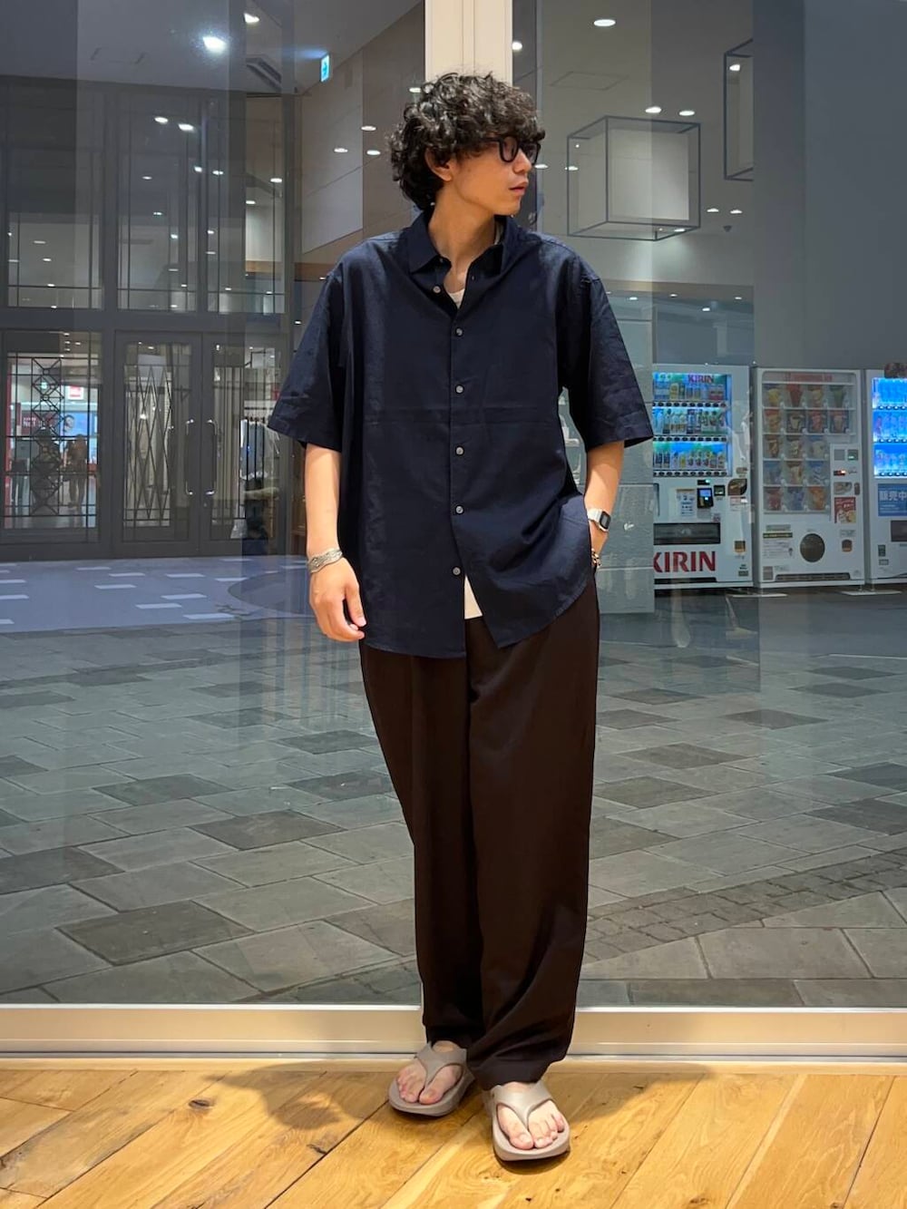 ブルー系のシャツ/ブラウス、ベージュ系のサンダル、ブラウン系のその他パンツを着用したメンズの夏コーディネートの2枚目の写真