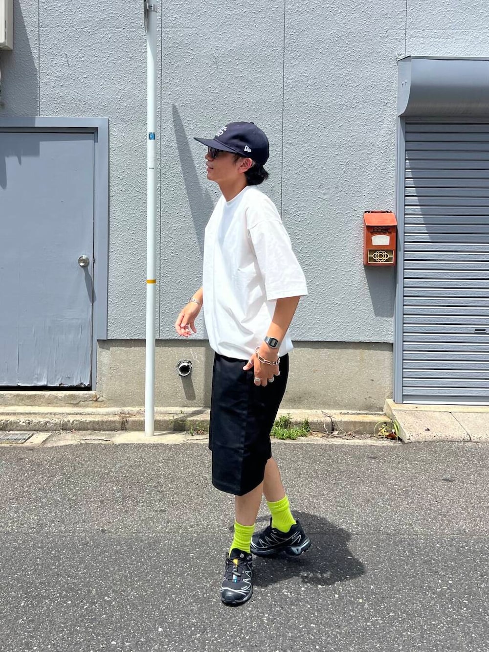 ホワイト系のTシャツ/カットソー、ブラック系のその他パンツを着用したメンズの夏コーディネートの2枚目の写真