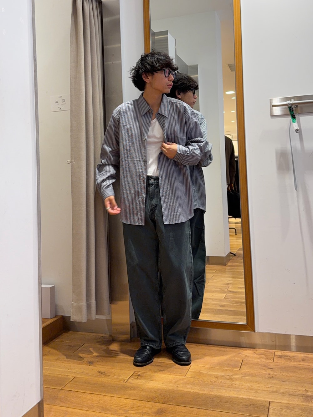ブルー系のデニムパンツ、グレー系のシャツ/ブラウスを着用したメンズの夏コーディネートの2枚目の写真