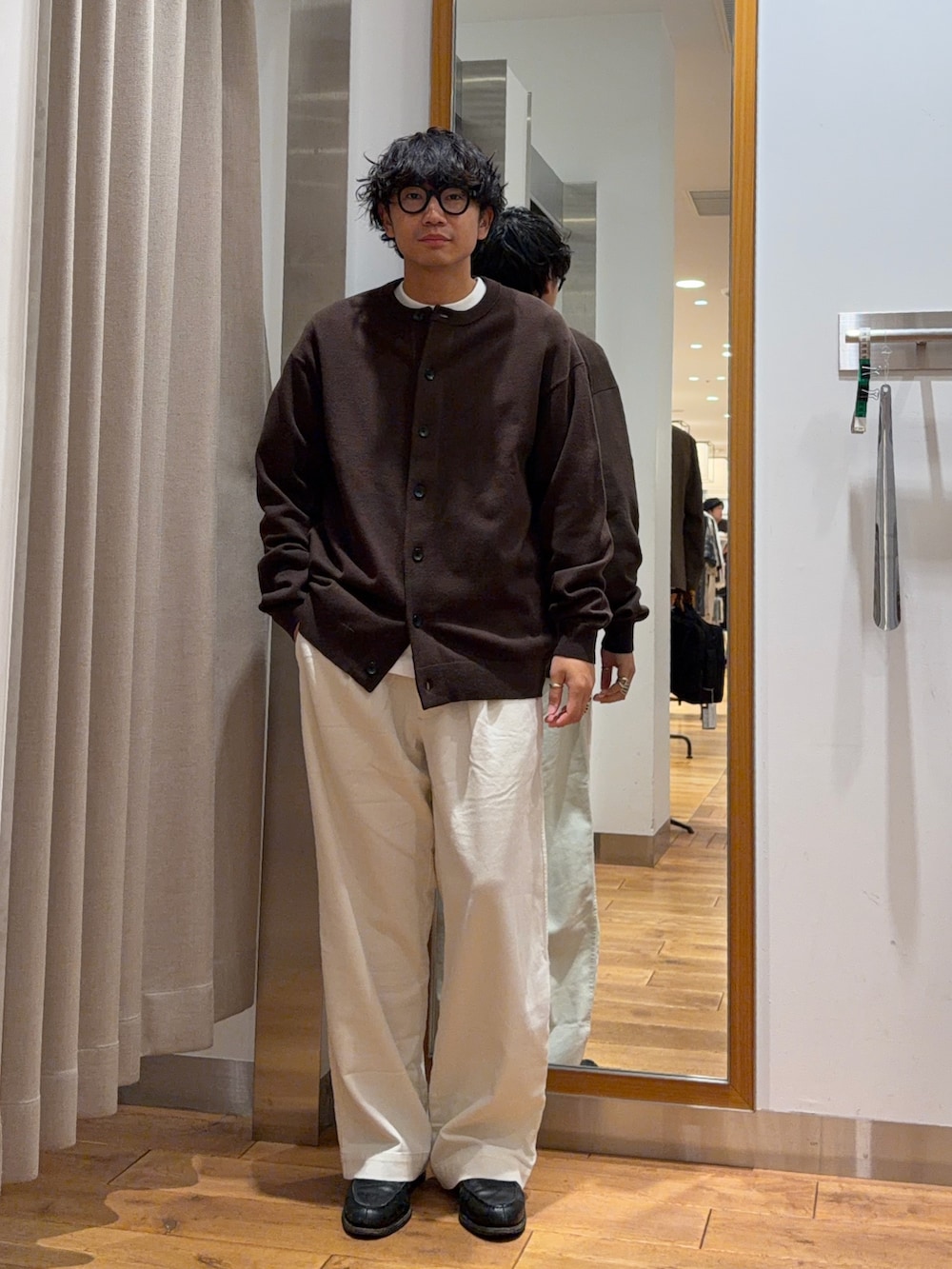 ブラウン系のカーディガン/ボレロ、ホワイト系のTシャツ/カットソーを着用したメンズの秋コーディネートの3枚目の写真