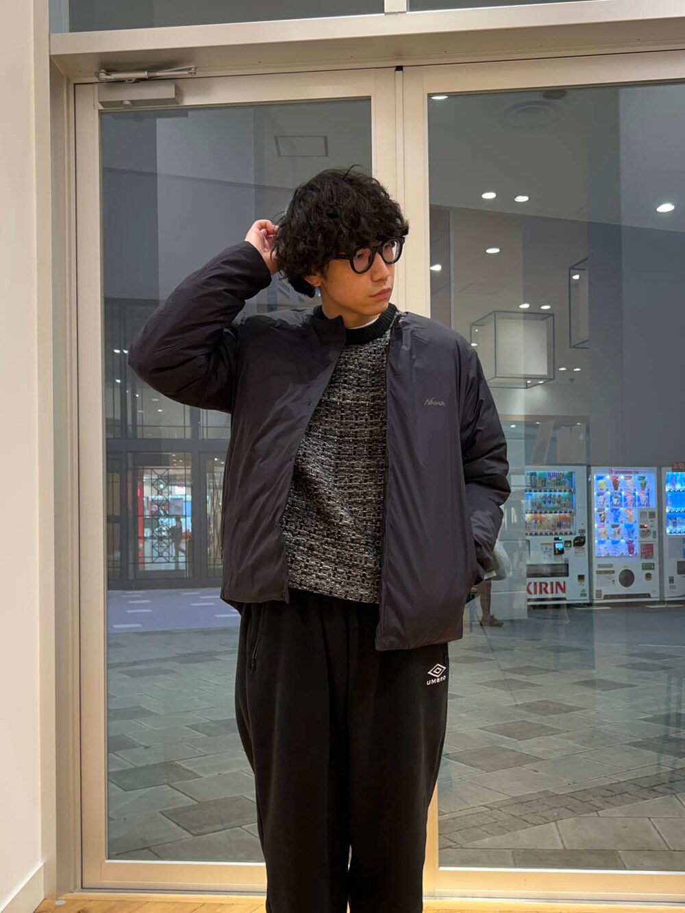 ブラック系のダウンジャケット/コート、ブラック系のその他パンツ、ブラック系のニット/セーターを着用したメンズの冬コーディネートの2枚目の写真