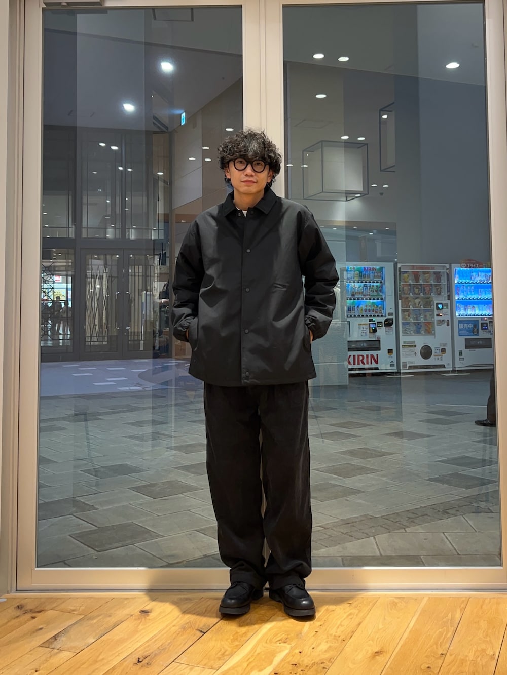 ブラック系のブルゾン、グレー系のスウェット、グレー系のその他パンツを着用したメンズの冬コーディネートの2枚目の写真