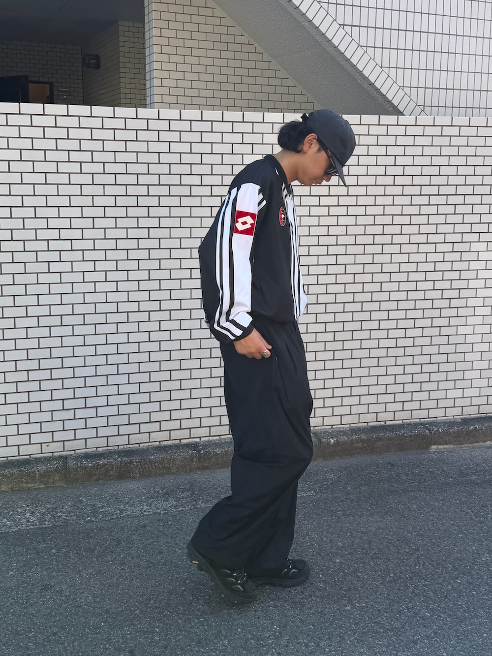 ブラック系のTシャツ/カットソー、ブラック系のその他パンツを着用したメンズの春コーディネートの2枚目の写真