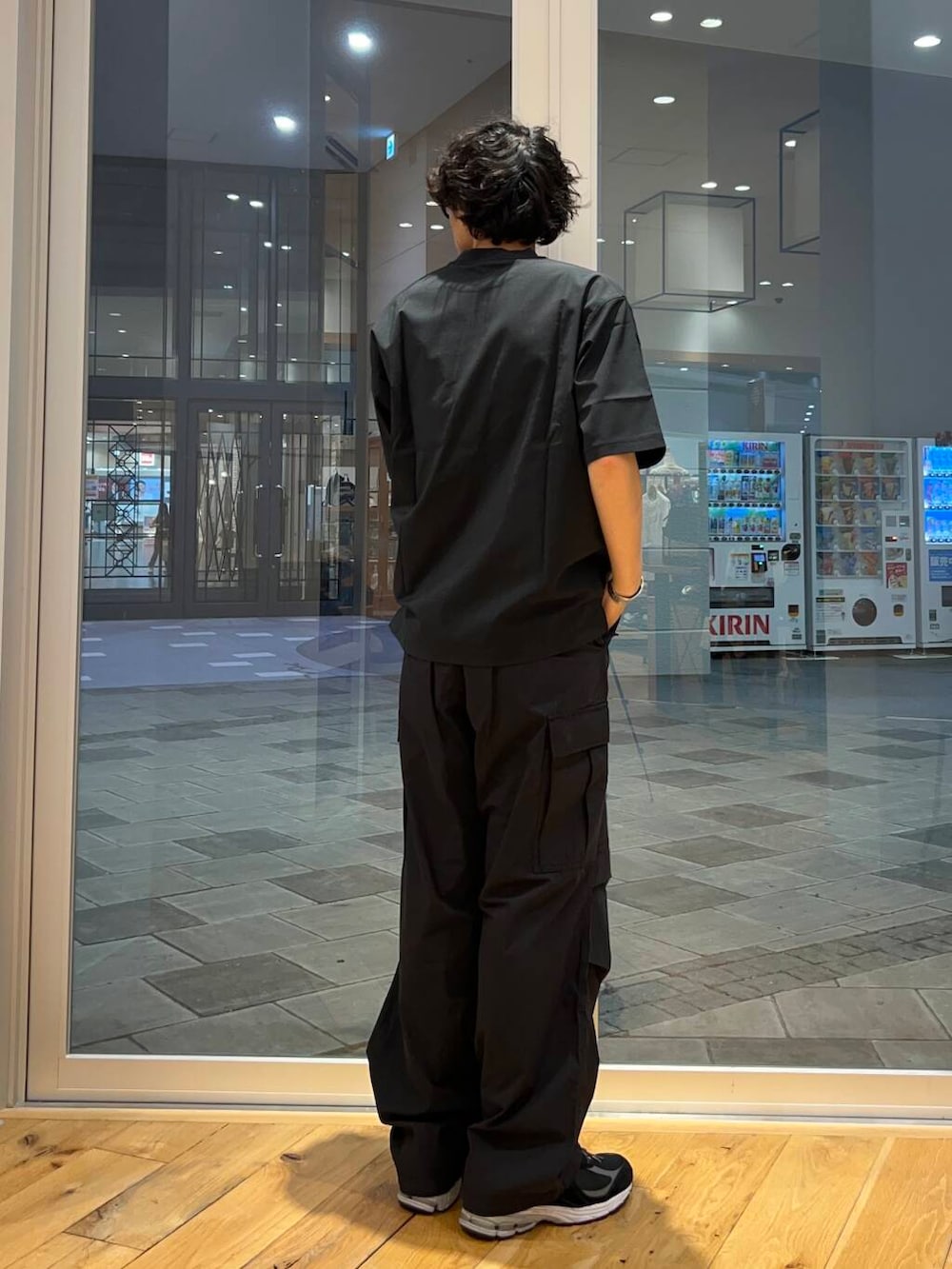 ブラック系のその他パンツ、ブラック系のTシャツ/カットソーを着用したメンズの夏コーディネートの2枚目の写真