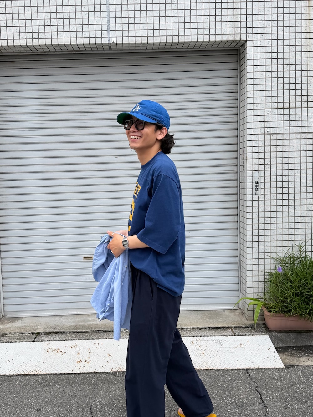 ブルー系のTシャツ/カットソーを着用したメンズの夏コーディネートの2枚目の写真