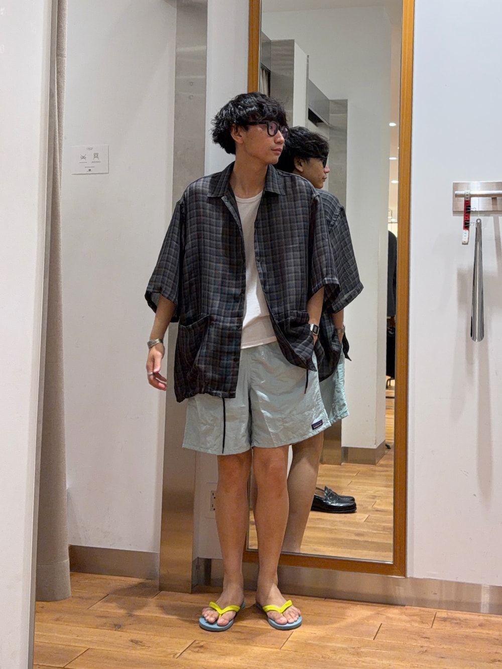 ブルー系のその他パンツ、グレー系のシャツ/ブラウスを着用したメンズの夏コーディネートの2枚目の写真