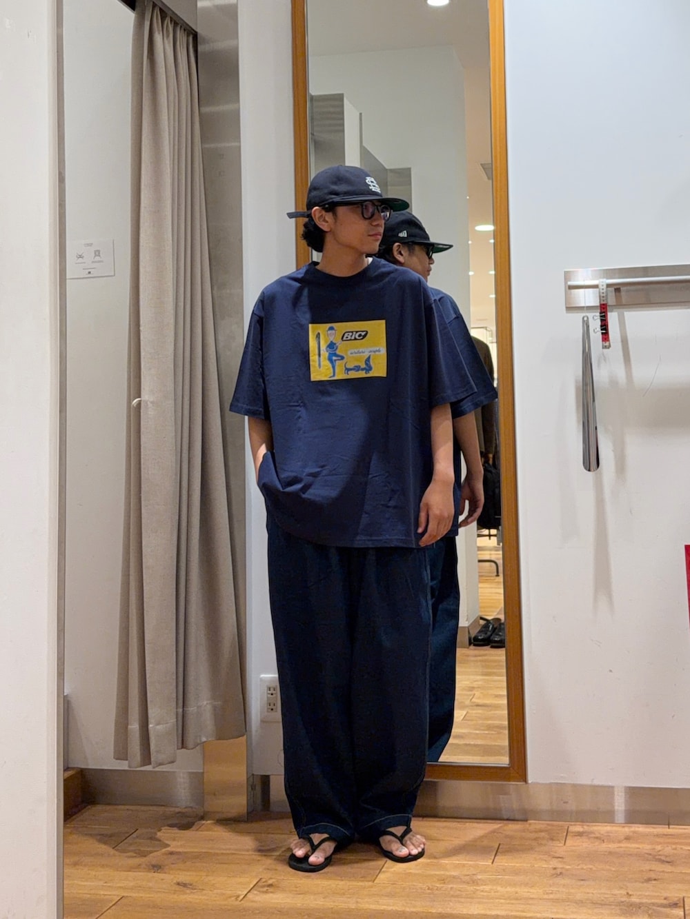 ブルー系のTシャツ/カットソー、ブルー系のその他パンツを着用したメンズの夏コーディネートの2枚目の写真
