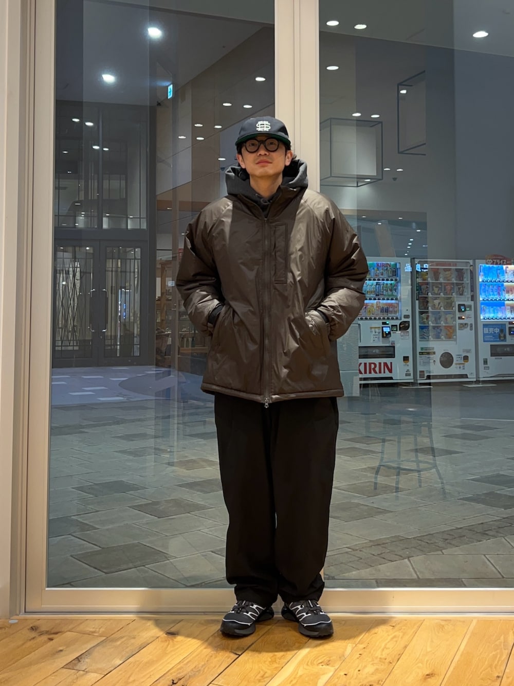 ブラウン系のブルゾン、グレー系のパーカーを着用したメンズの冬コーディネートの3枚目の写真