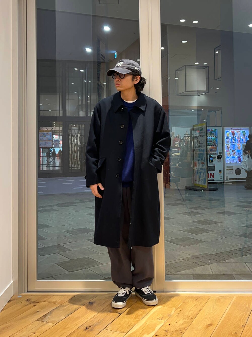 ブルー系のその他アウター、グレー系のその他パンツ、ブルー系のニット/セーターを着用したメンズの冬コーディネートの2枚目の写真