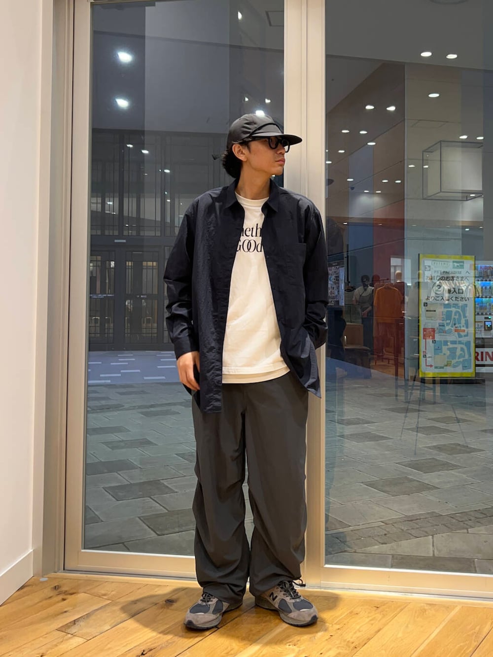 ブルー系のシャツ/ブラウス、グレー系のその他パンツを着用したメンズの秋コーディネートの2枚目の写真