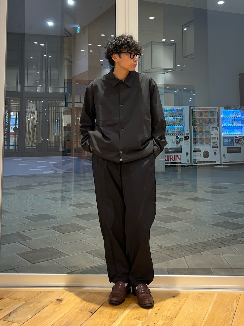 ブラック系のシャツ/ブラウス、グレー系のその他パンツを着用したメンズの秋コーディネートの4枚目の写真