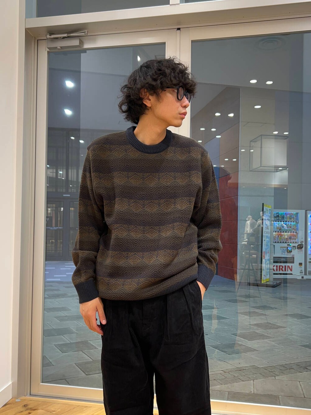 ブラック系のその他パンツ、ブルー系のニット/セーターを着用したメンズの秋コーディネートの2枚目の写真