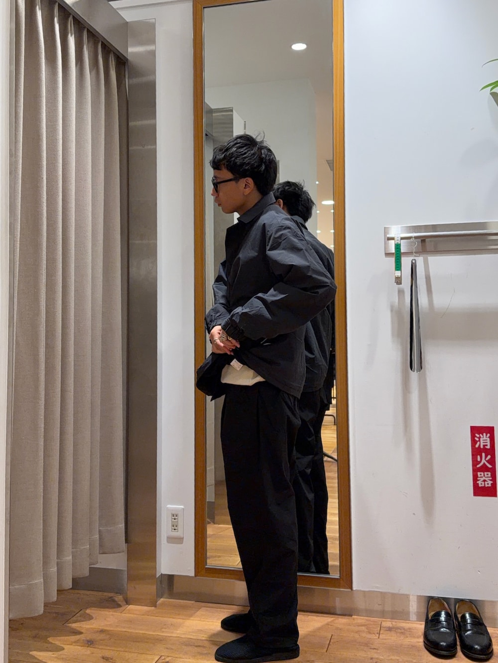 ブラック系のその他パンツ、グレー系のその他アウター、ホワイト系のTシャツ/カットソーを着用したメンズの秋コーディネートの4枚目の写真