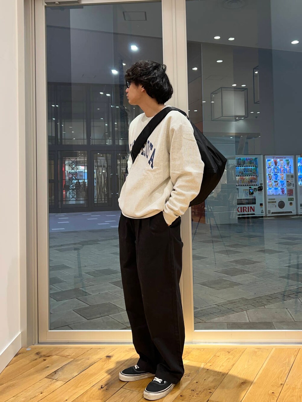 ブラック系のショルダーバッグ、ブラック系のその他パンツ、グレー系のスウェットを着用したメンズの冬コーディネートの2枚目の写真