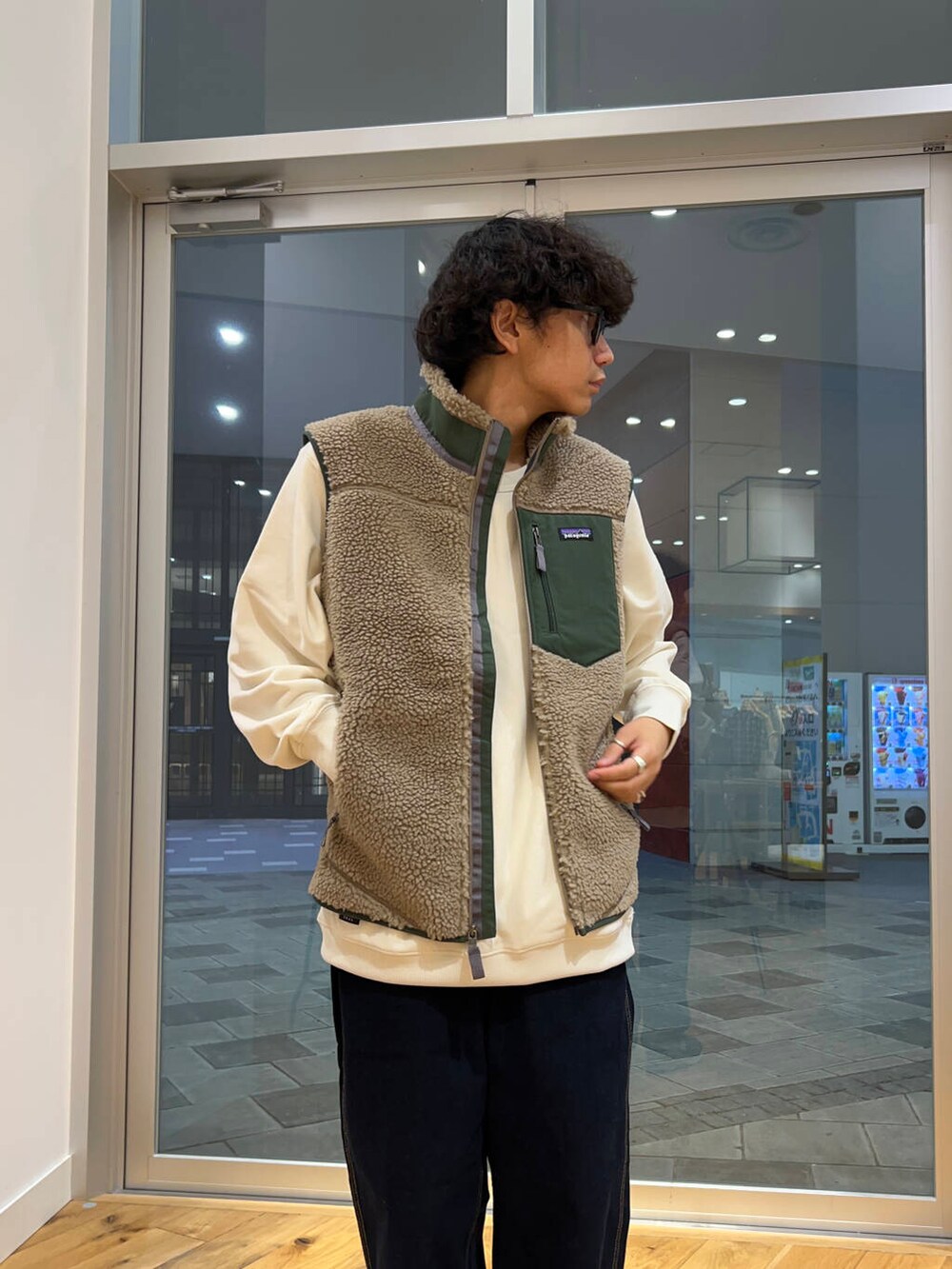 ブルー系のデニムパンツ、ホワイト系のスウェット、ベージュ系のテーラードジャケットを着用したメンズの秋コーディネートの3枚目の写真