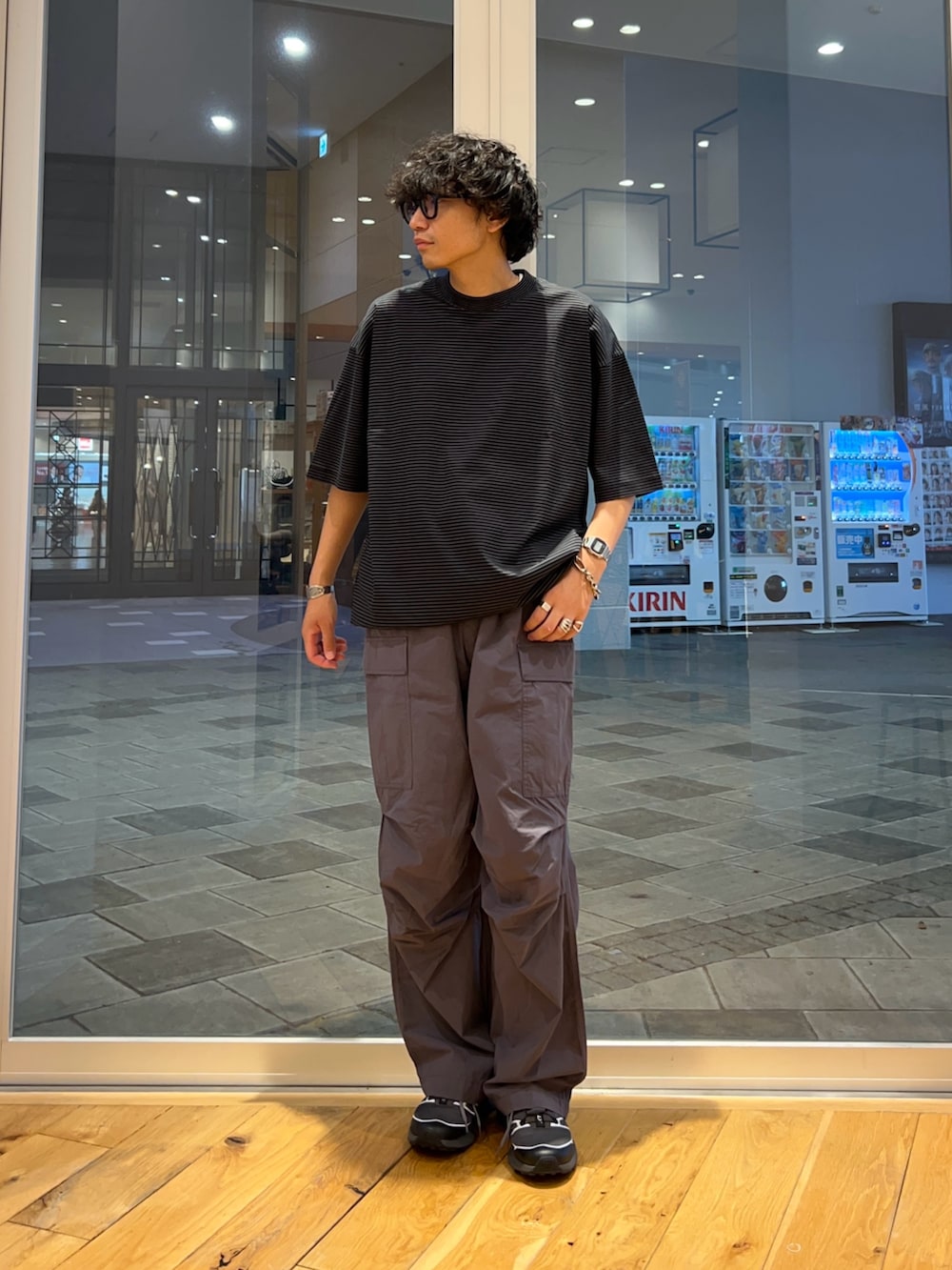 ブラック系のTシャツ/カットソー、グレー系のその他パンツを着用したメンズの夏コーディネートの2枚目の写真
