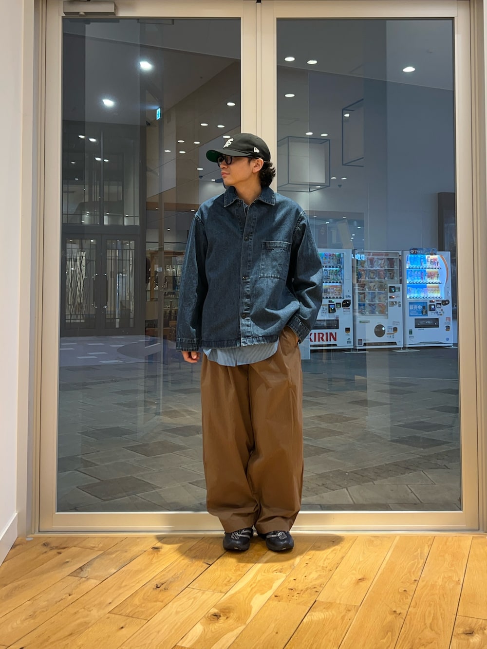 ブルー系のカバーオール、ブラウン系のその他パンツ、ブルー系のシャツ/ブラウスを着用したメンズの春コーディネートの2枚目の写真