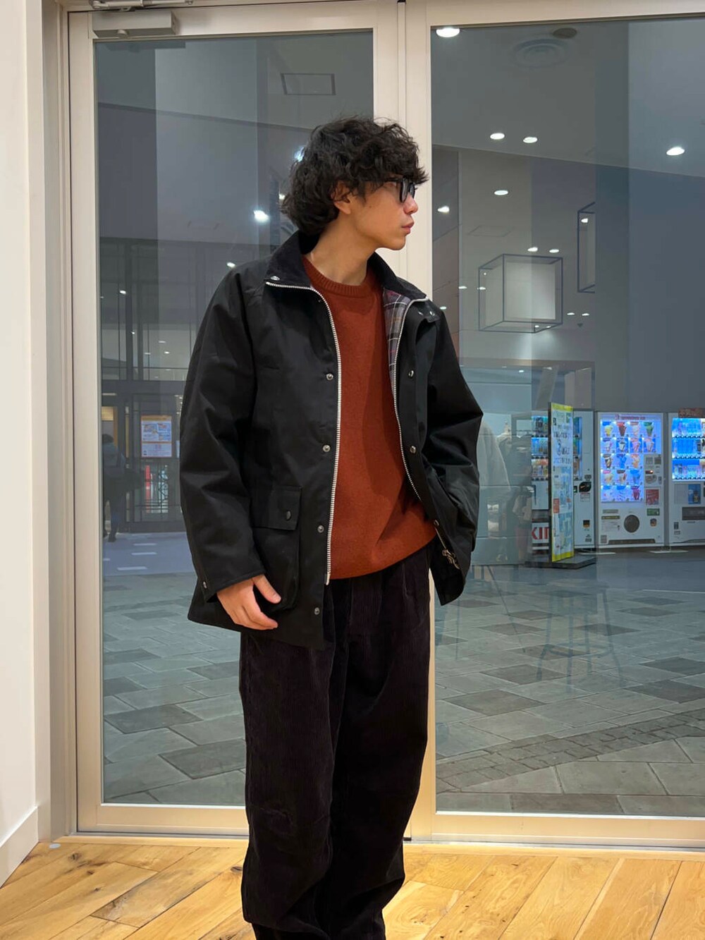 グレー系のその他パンツ、オレンジ系のニット/セーター、ブラック系のその他アウターを着用したメンズの冬コーディネートの2枚目の写真