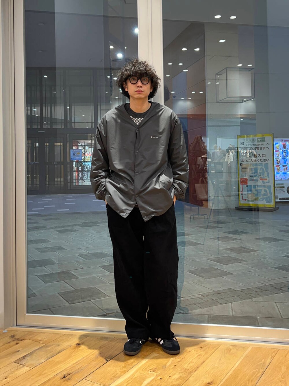 ブラック系のスニーカー、ブラック系のその他パンツ、ホワイト系のニット/セーターを着用したメンズの冬コーディネートの2枚目の写真