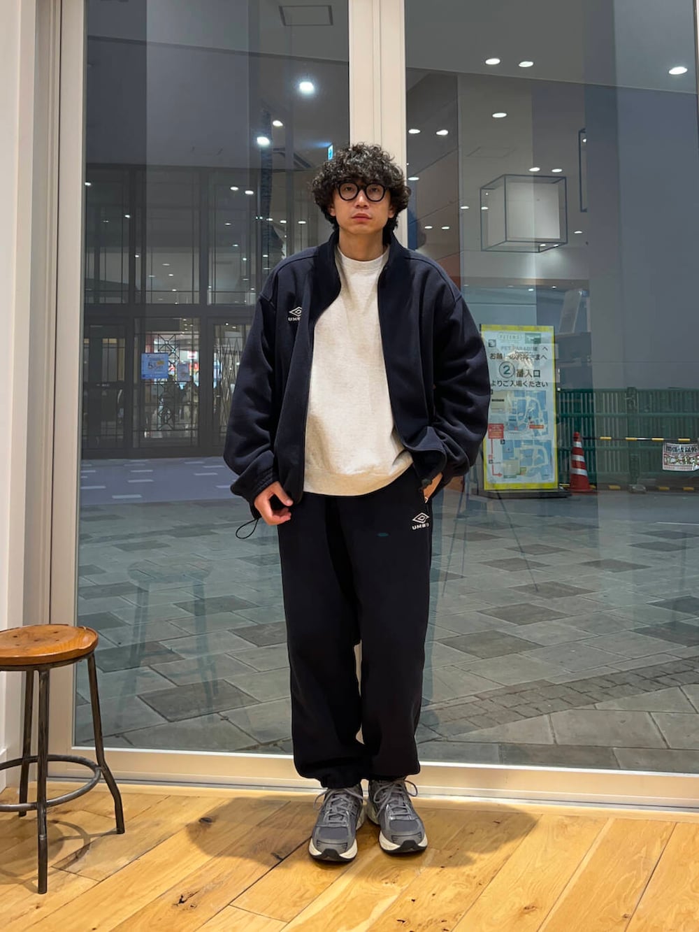 グレー系のスウェット、グレー系のスニーカー、ブルー系のその他アウターを着用したメンズの冬コーディネートの2枚目の写真