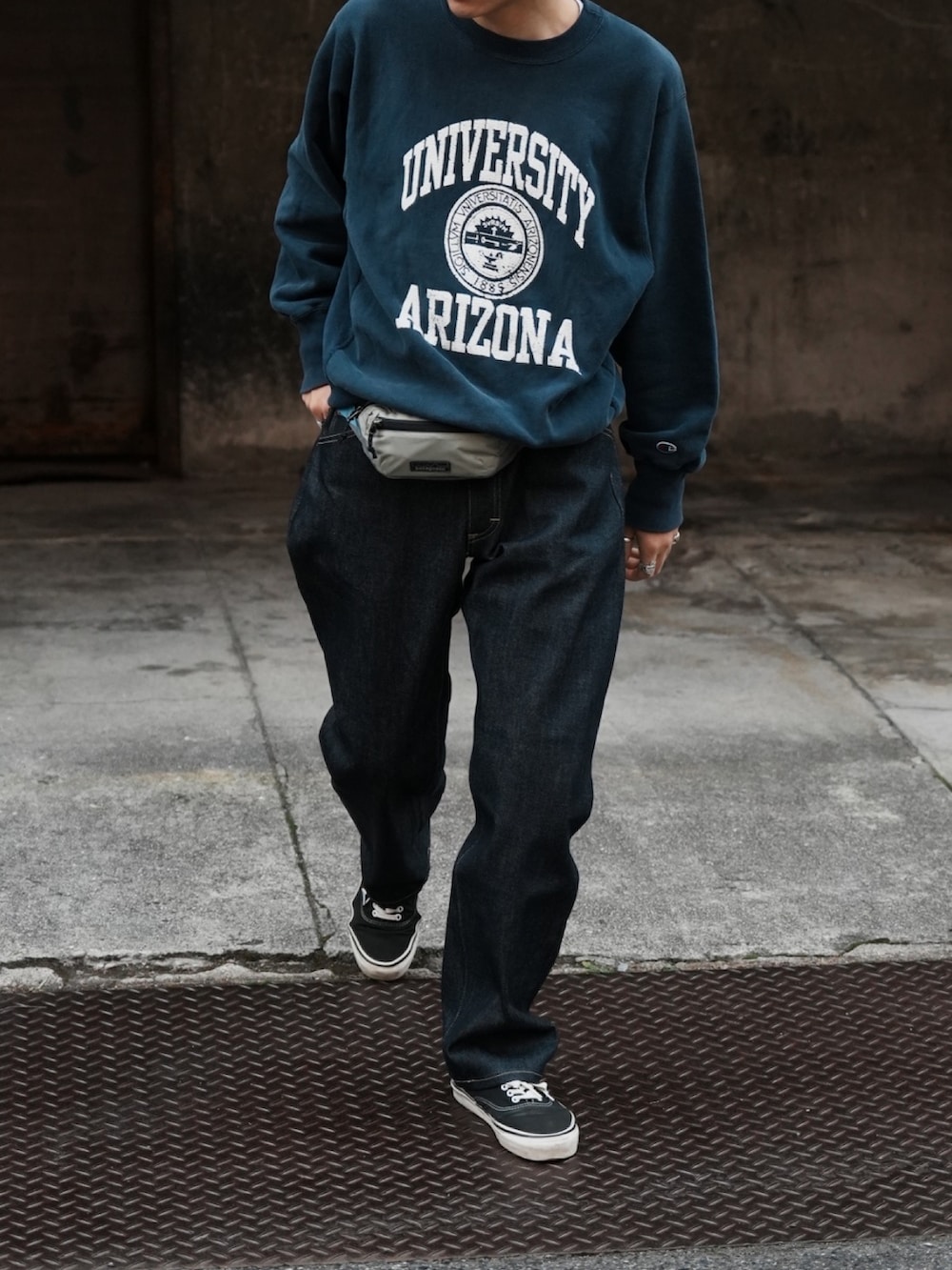 ブルー系のデニムパンツ、ブラック系のスニーカーを着用したメンズの冬コーディネートの3枚目の写真