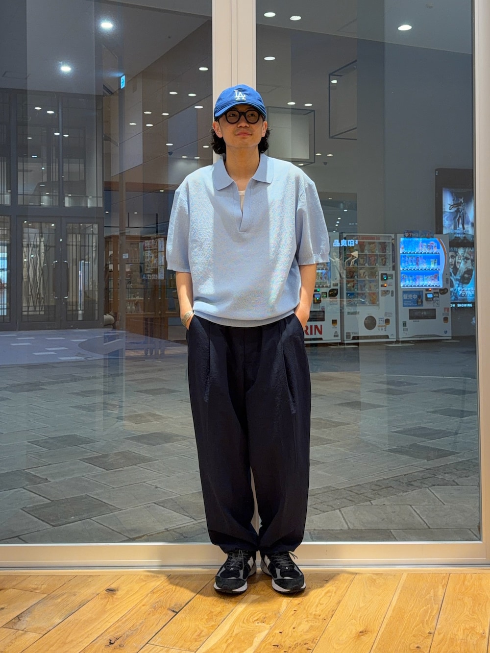 ブルー系のその他パンツを着用したメンズの春コーディネートの2枚目の写真