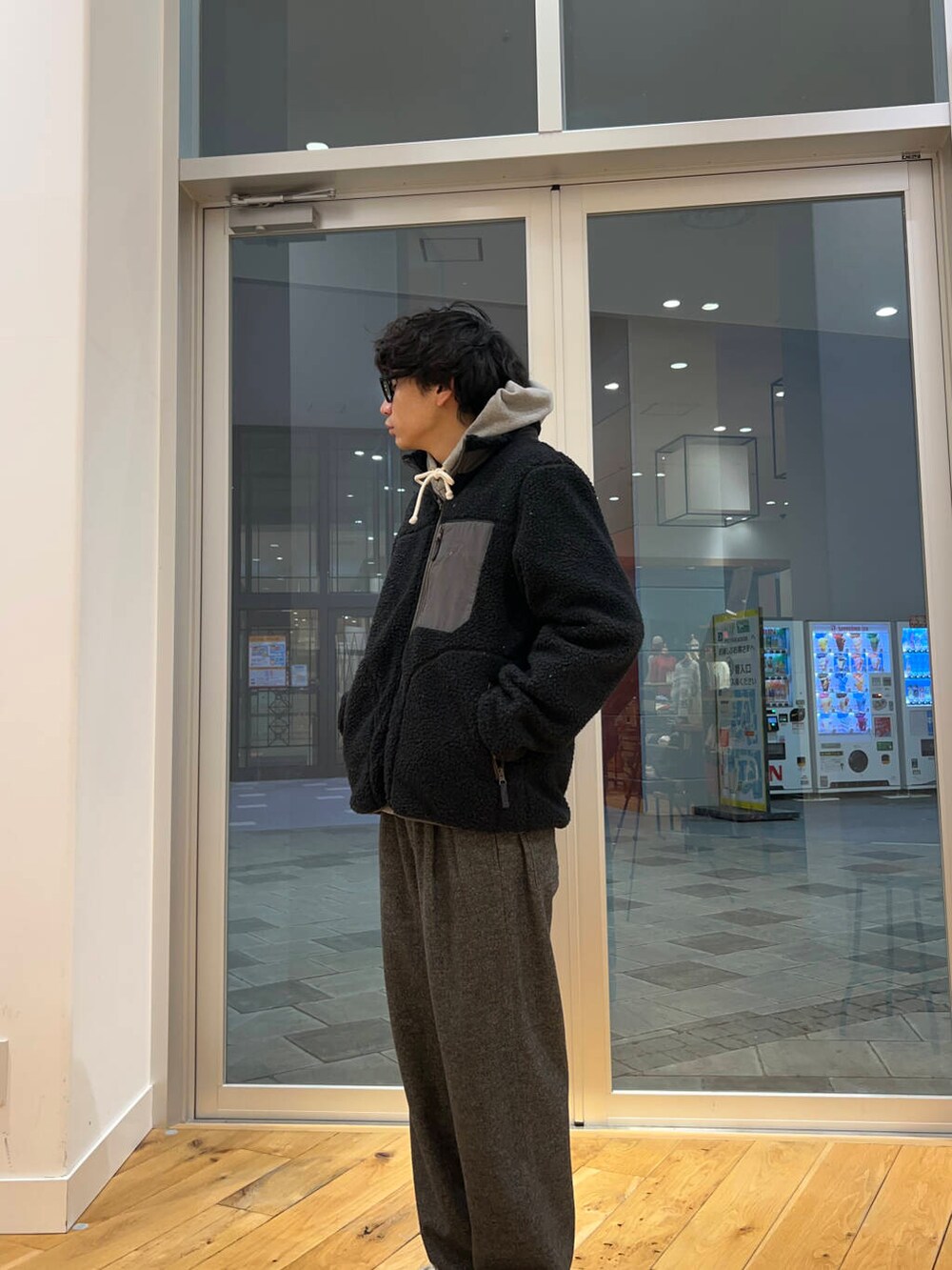 ブラック系のブルゾン、グレー系のスウェット、グレー系のその他パンツを着用したメンズの冬コーディネートの2枚目の写真