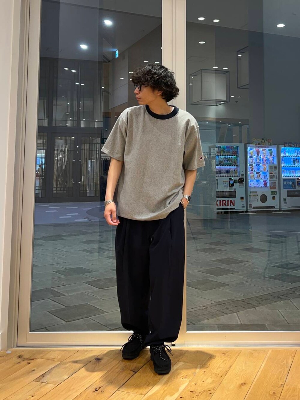 ブルー系のシャツ/ブラウス、ブルー系のその他パンツを着用したメンズの春コーディネートの3枚目の写真