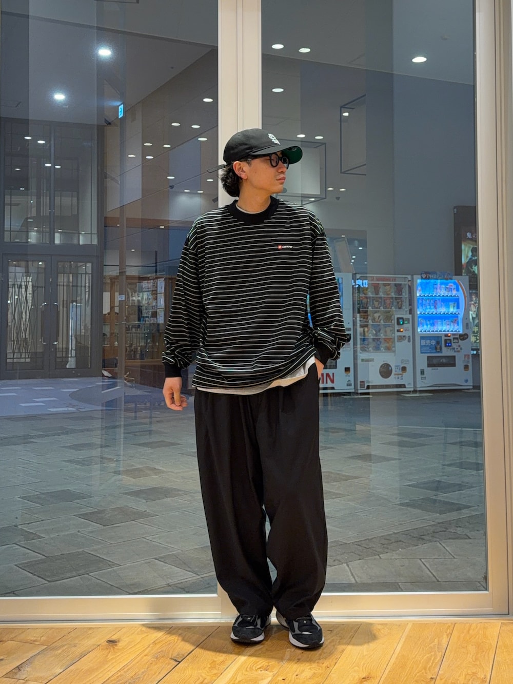 ブラック系のTシャツ/カットソー、ブラック系のその他パンツを着用したメンズの春コーディネートの2枚目の写真