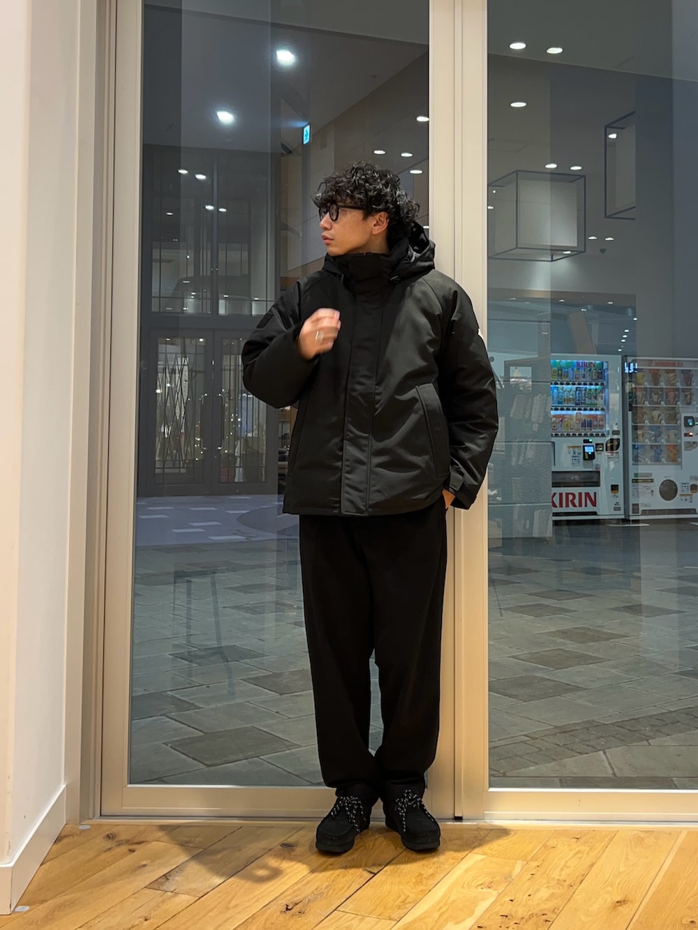 ブルー系のその他アウター、ブラック系のその他パンツ、ブラック系のニット/セーターを着用したメンズの冬コーディネートの2枚目の写真