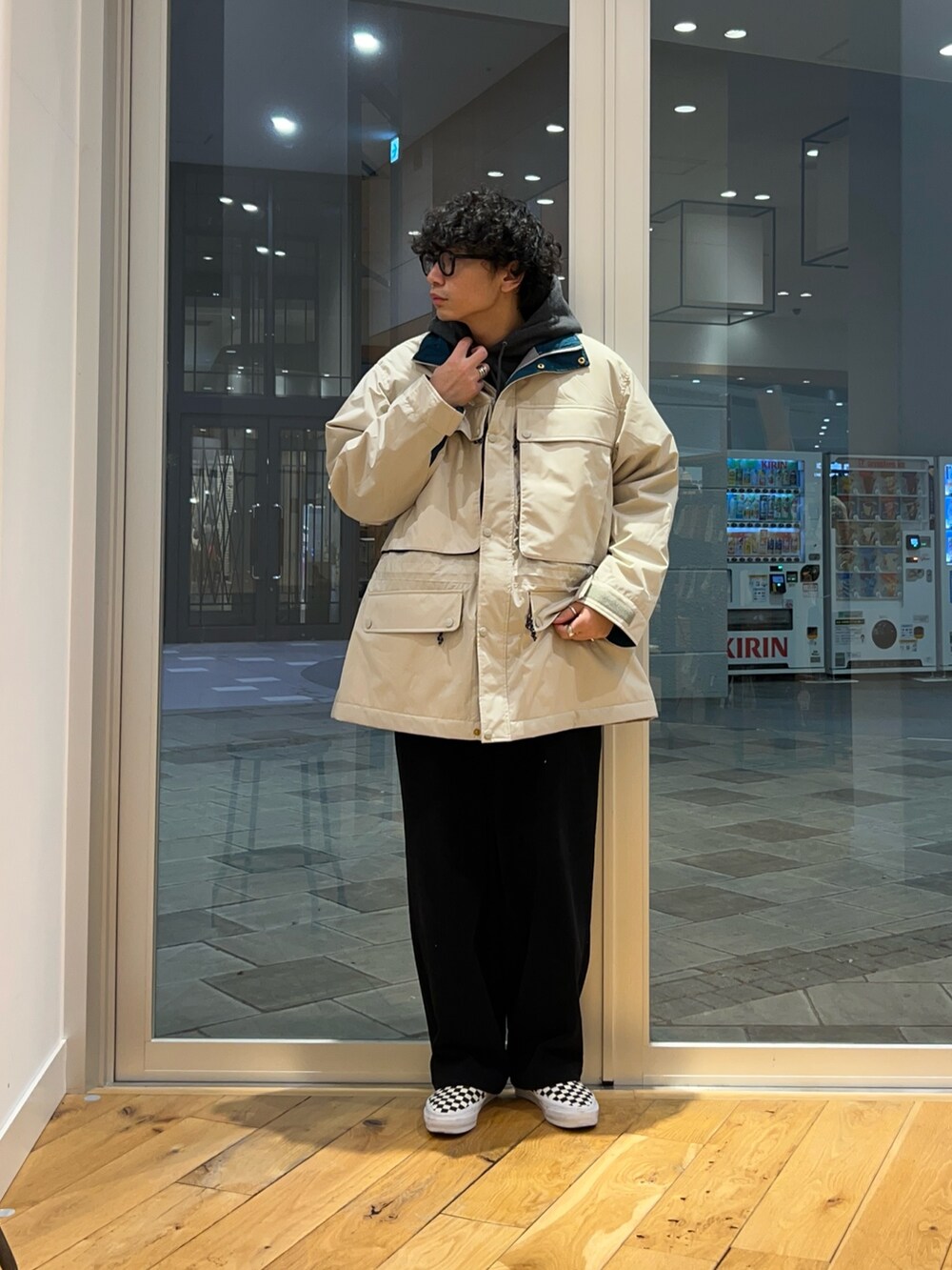 ホワイト系のその他アウター、グレー系のパーカーを着用したメンズの冬コーディネートの2枚目の写真