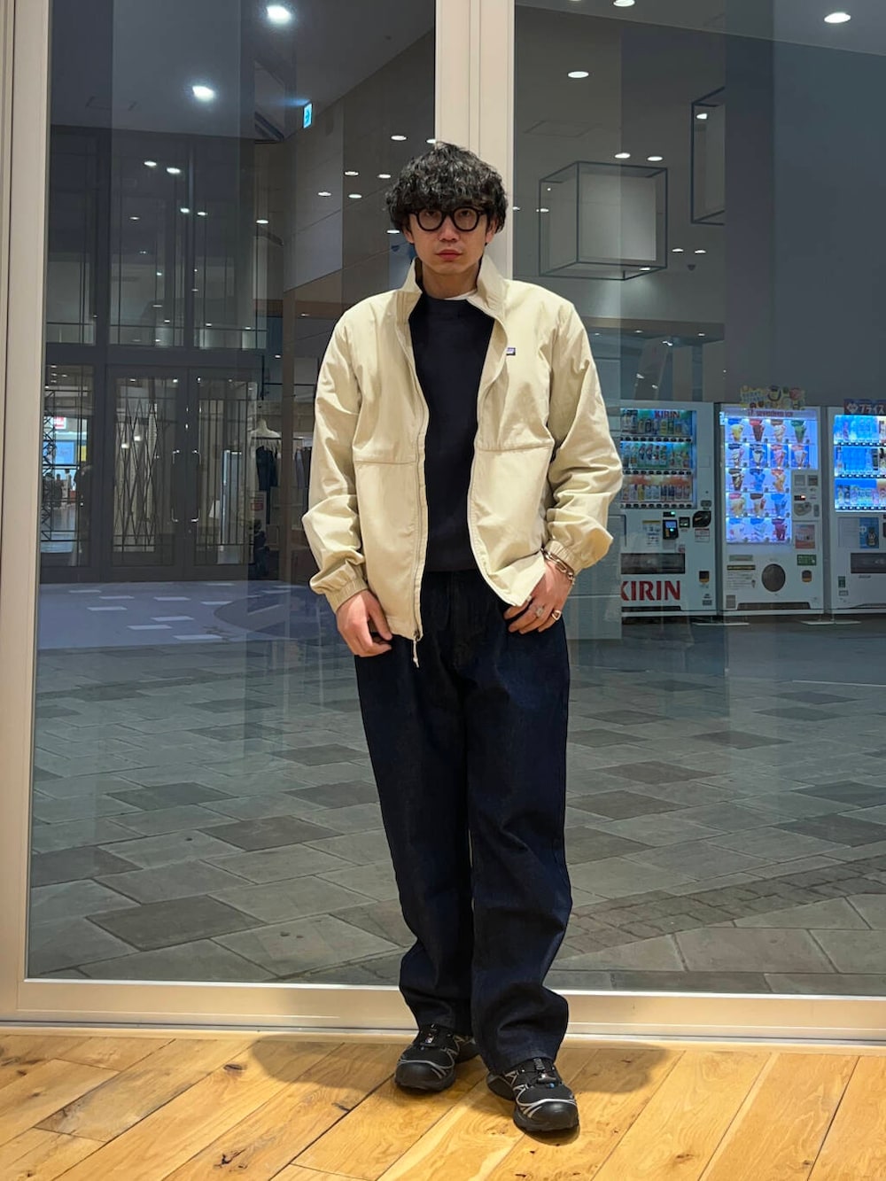 ブルー系のデニムパンツ、ブラック系のスウェットを着用したメンズの春コーディネートの3枚目の写真