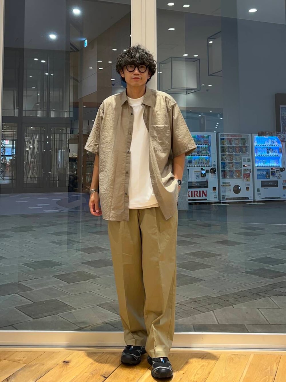 ホワイト系のTシャツ/カットソー、ベージュ系のその他パンツ、ベージュ系のシャツ/ブラウスを着用したメンズの夏コーディネートの3枚目の写真