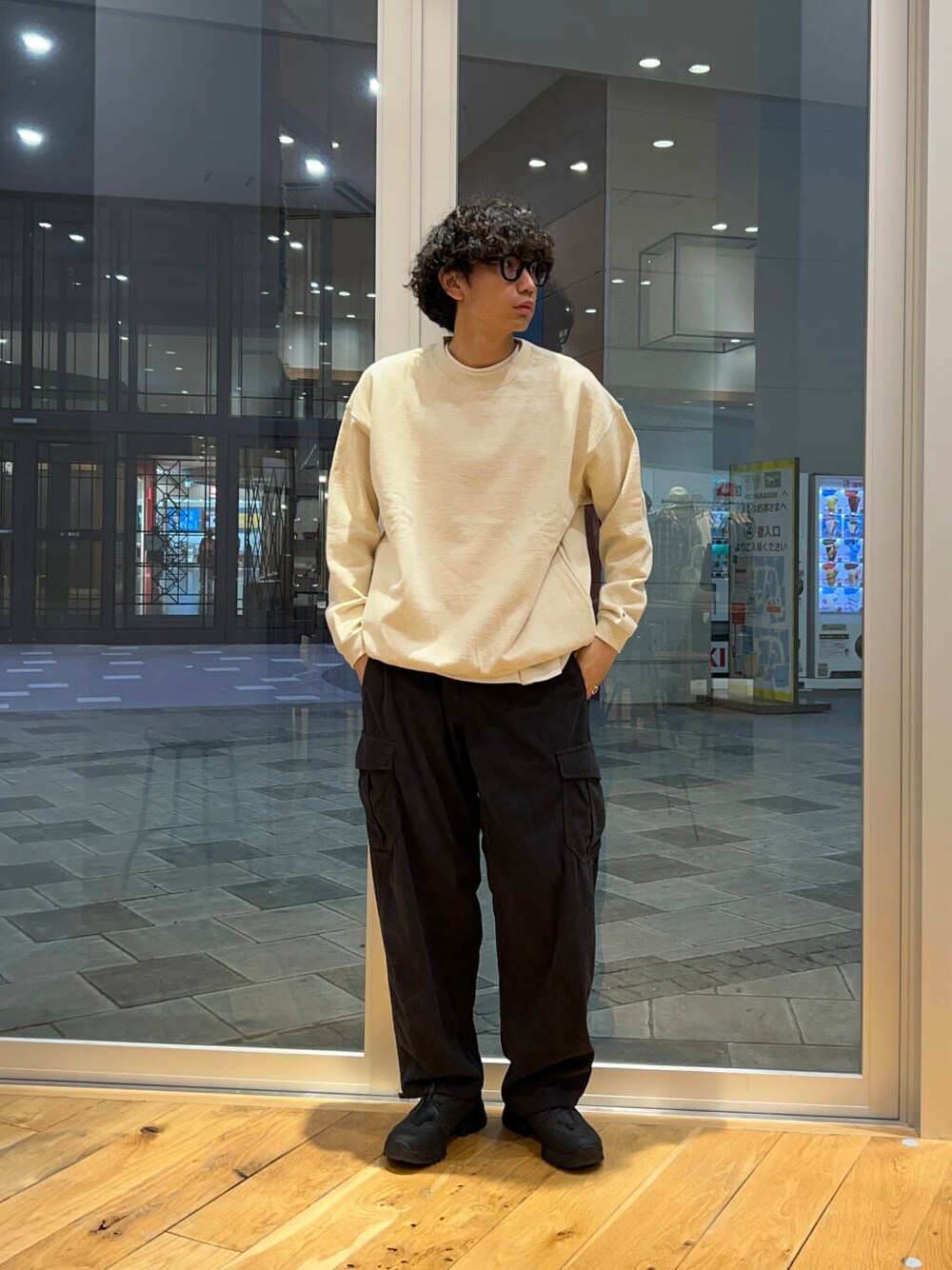 グレー系のその他パンツ、ホワイト系のスウェットを着用したメンズの秋コーディネートの2枚目の写真