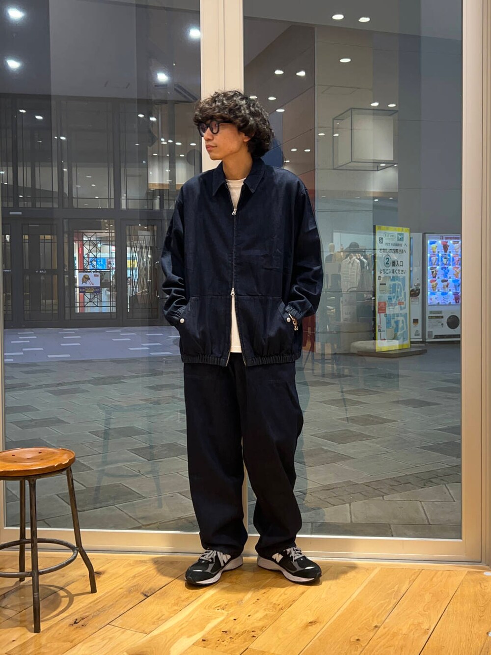 ホワイト系のTシャツ/カットソー、ブルー系のデニムパンツ、ブルー系のデニムジャケットを着用したメンズの夏コーディネートの2枚目の写真