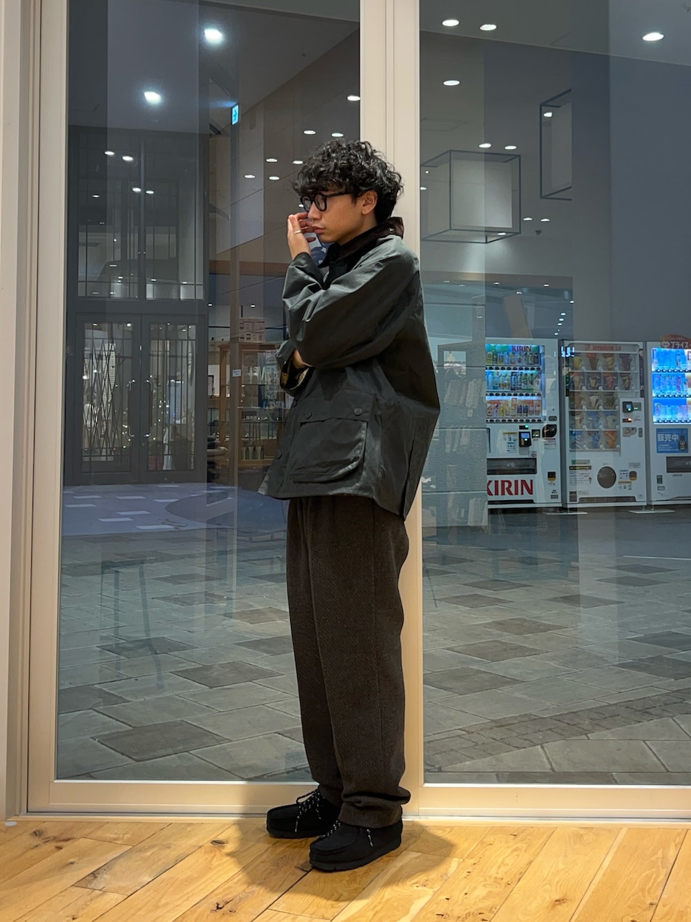 グレー系のニット/セーター、グレー系のその他パンツ、グリーン系のその他アウターを着用したメンズの冬コーディネートの2枚目の写真