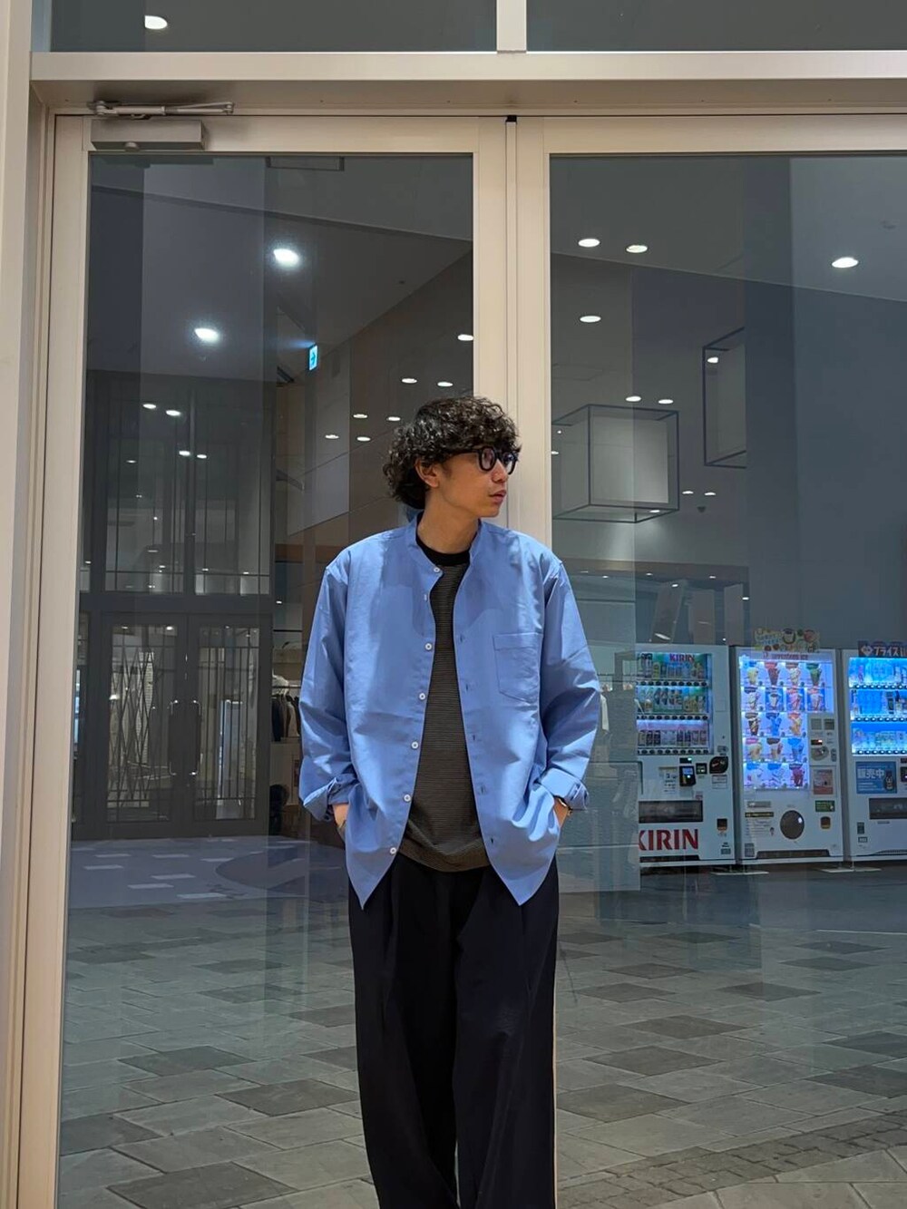 ブルー系のその他パンツ、ブルー系のシャツ/ブラウス、ブラック系のTシャツ/カットソーを着用したメンズの春コーディネートの2枚目の写真