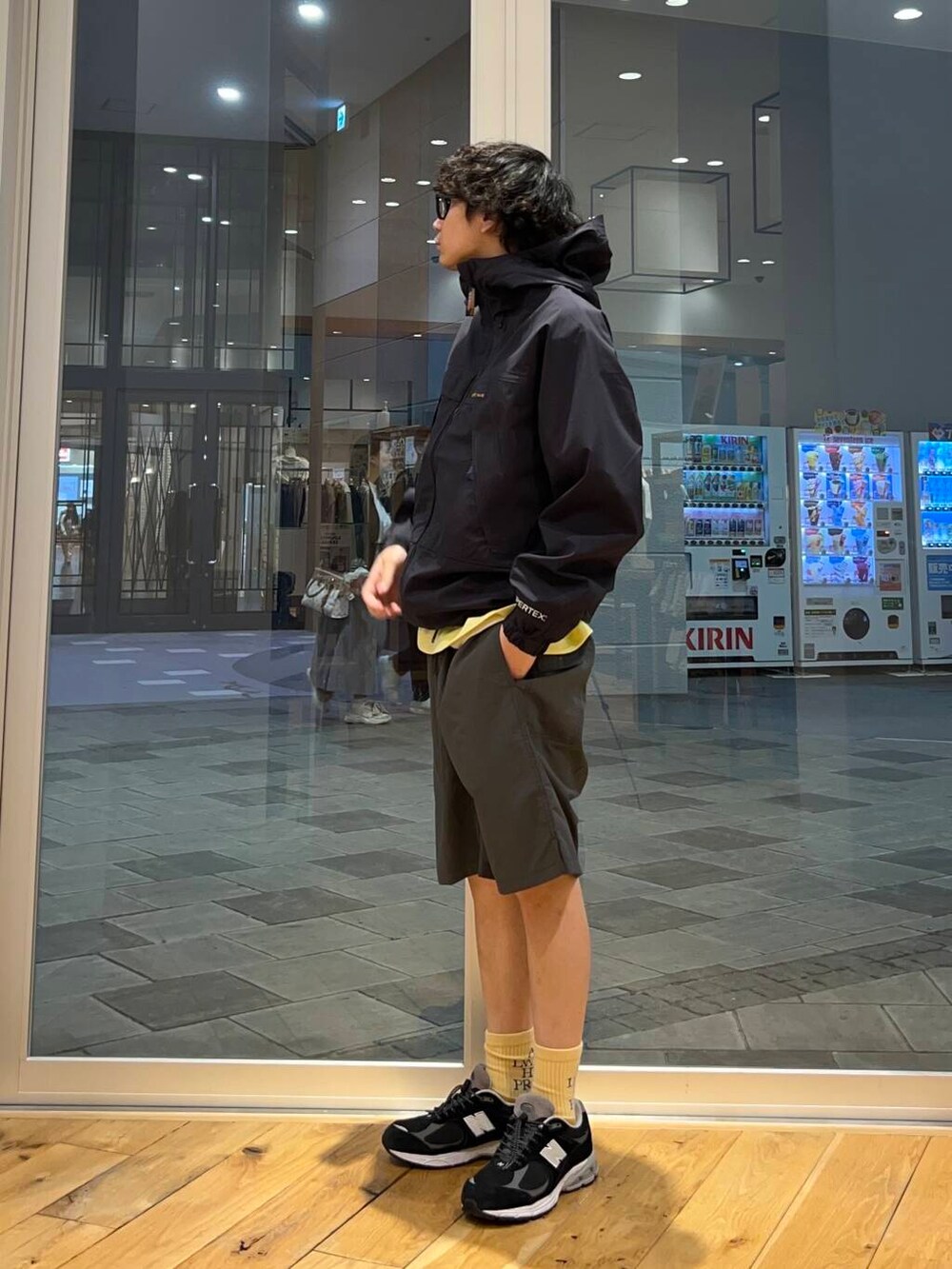グレー系のその他パンツ、イエロー系のTシャツ/カットソーを着用したメンズの春コーディネートの3枚目の写真