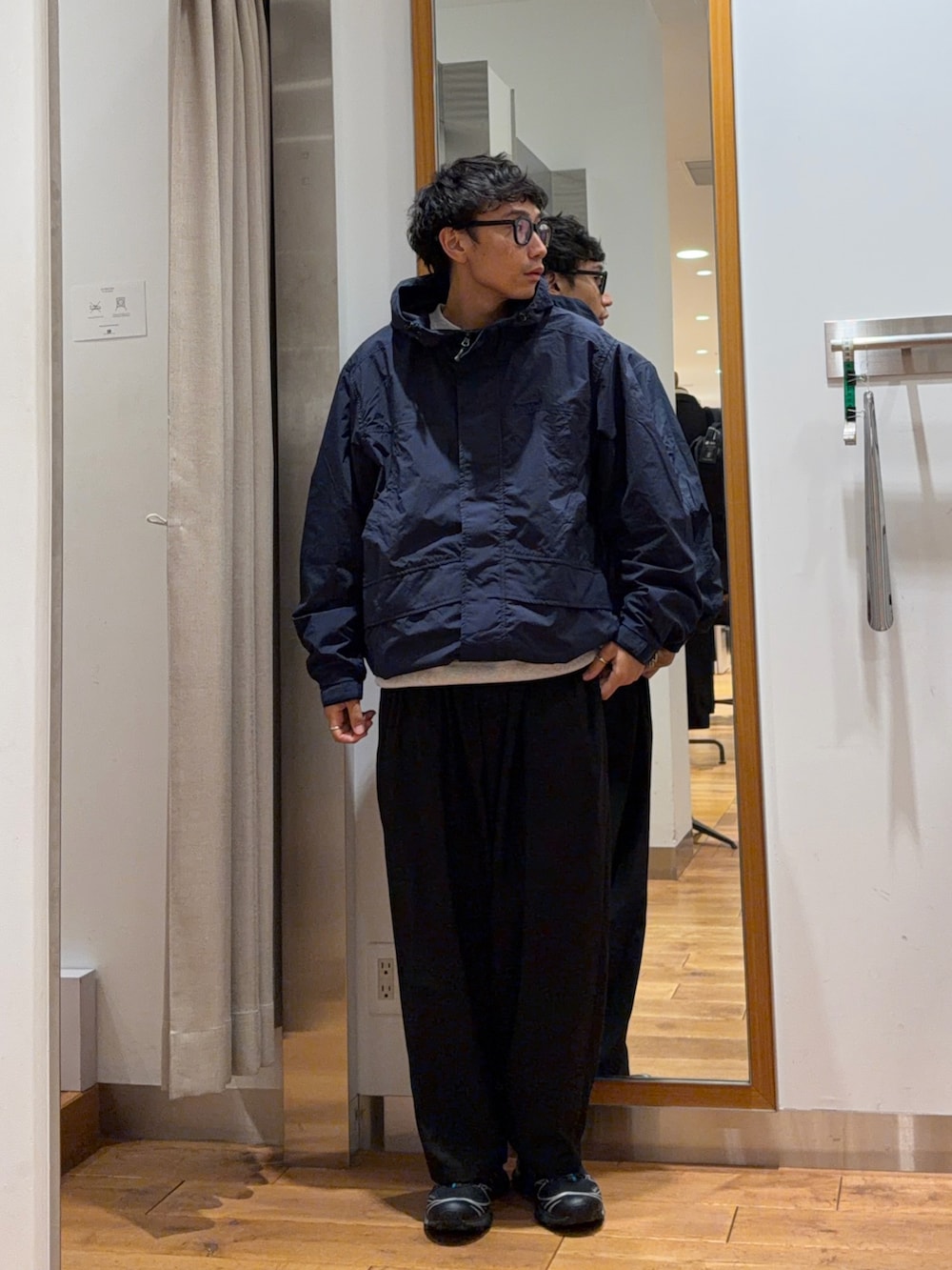 ブルー系のその他アウター、グレー系のスウェットを着用したメンズの秋コーディネートの2枚目の写真