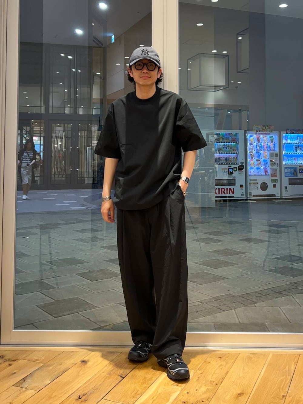 ブラック系のTシャツ/カットソー、ブラック系のその他パンツ、グレー系のキャップを着用したメンズの春コーディネートの2枚目の写真