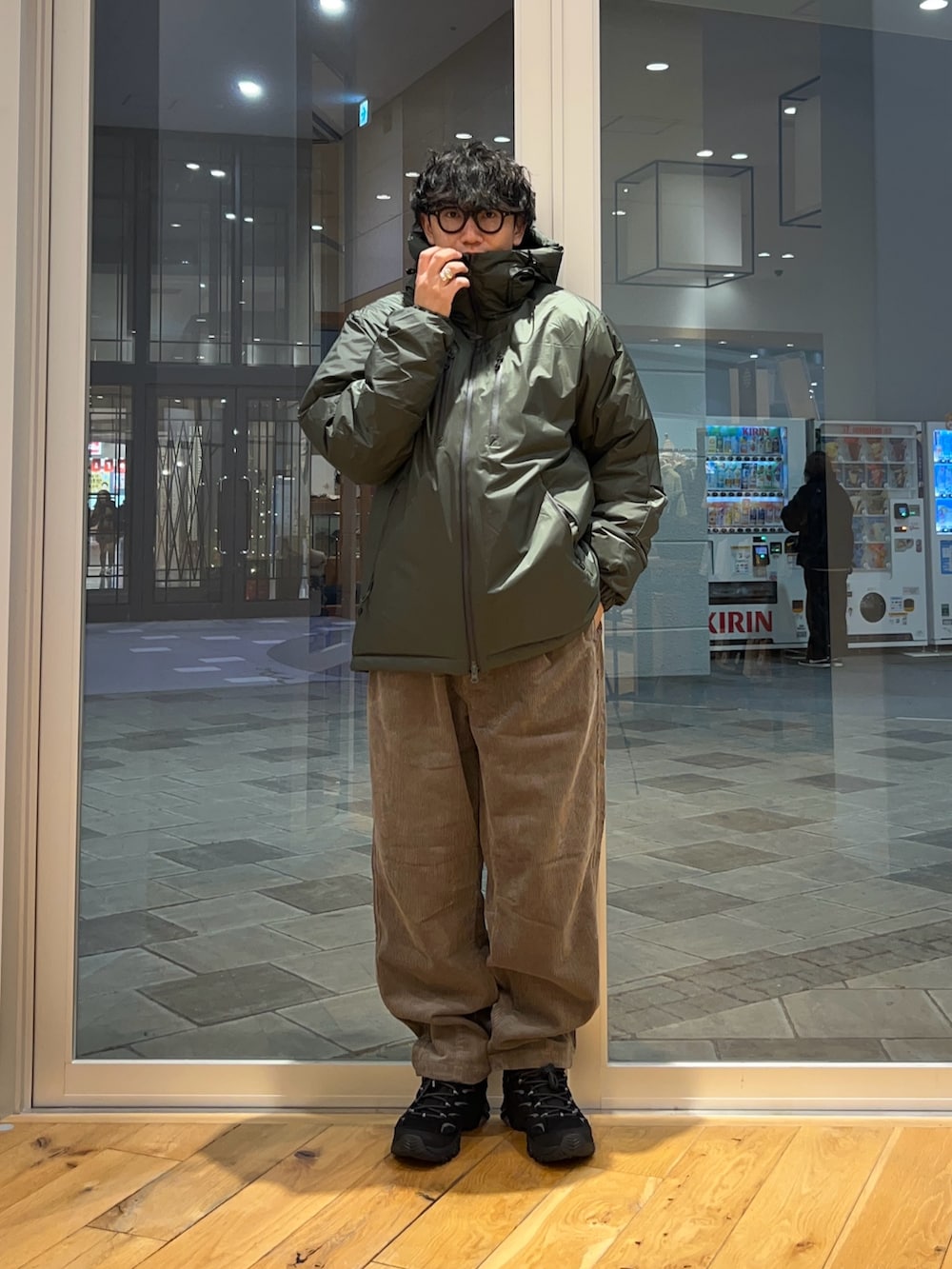 ブラック系のスニーカー、ブラウン系のその他パンツ、グレー系のTシャツ/カットソーを着用したメンズの冬コーディネートの4枚目の写真