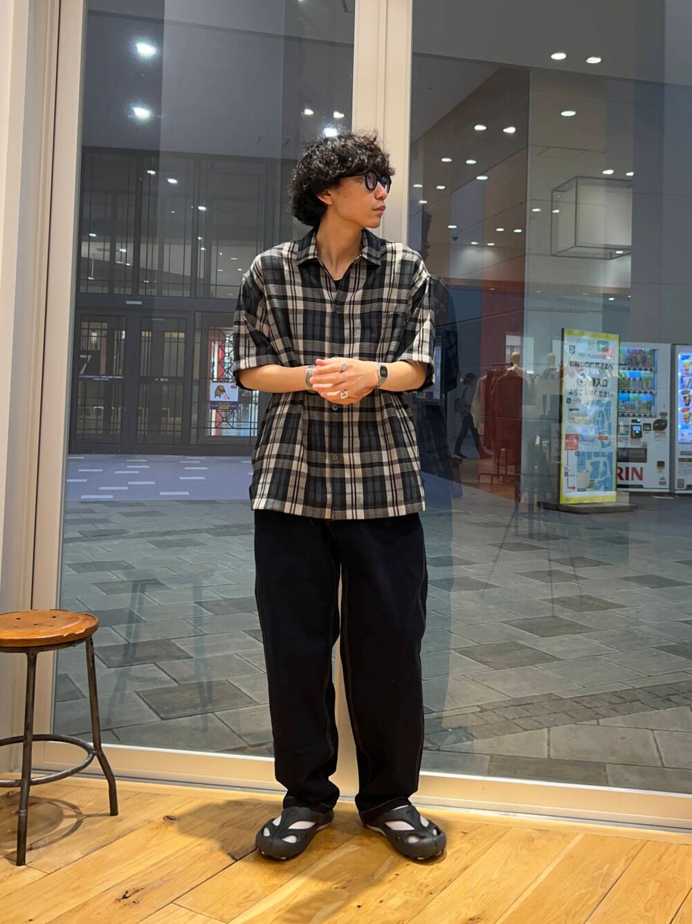 ブラック系のタンクトップ、ブルー系のデニムパンツ、ブラック系のシャツ/ブラウスを着用したメンズの夏コーディネートの2枚目の写真