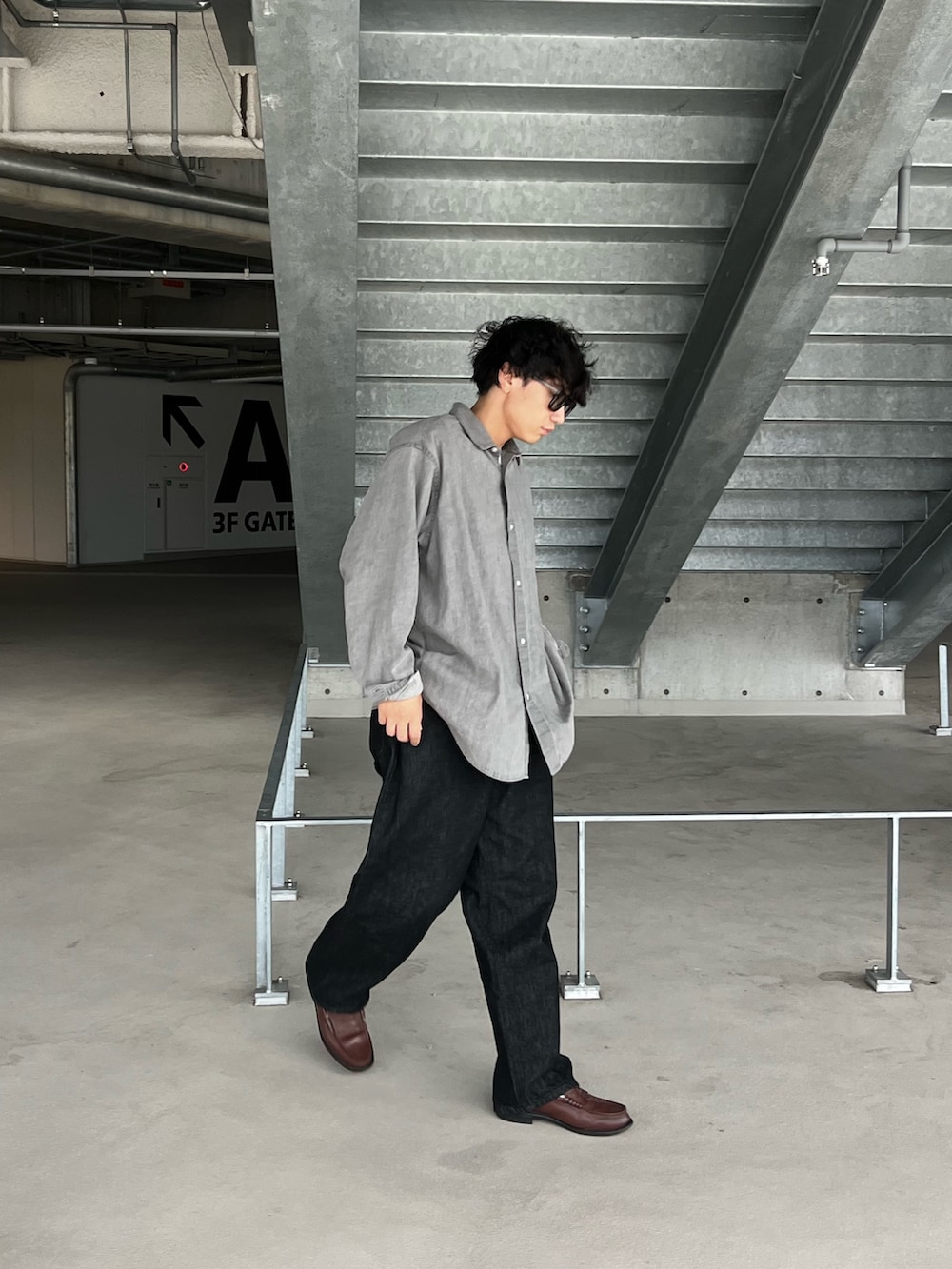 グレー系のシャツ/ブラウス、ブラック系のデニムパンツを着用したメンズの秋コーディネートの2枚目の写真